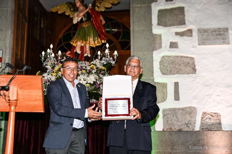 El alcalde, Francisco Atta, junto al practicante Luis Suárez Santiago, encargado de la lectura del pregón, anoche/Antonio Alí.